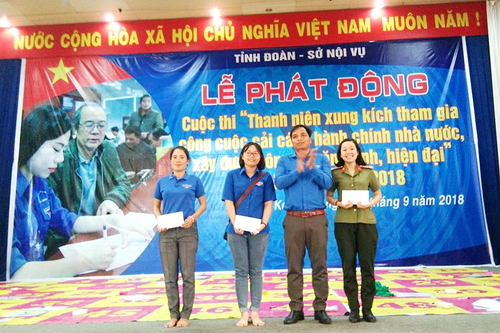 Đồng chí Xiêng Thanh Phúc, UVBCH Trung ương Đoàn, Bí thư Tỉnh Đoàn trao giải cho các bạn thí sinh đạt kết quả cao tại sân chơi Rung chuông vàng